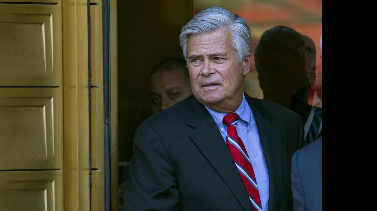 
Dean Skelos, líder de la mayoría en el Senado estatal de Nueva York, sale de la Corte Federal bajo acusaciones de haber cometido varios actos de corrupción.
