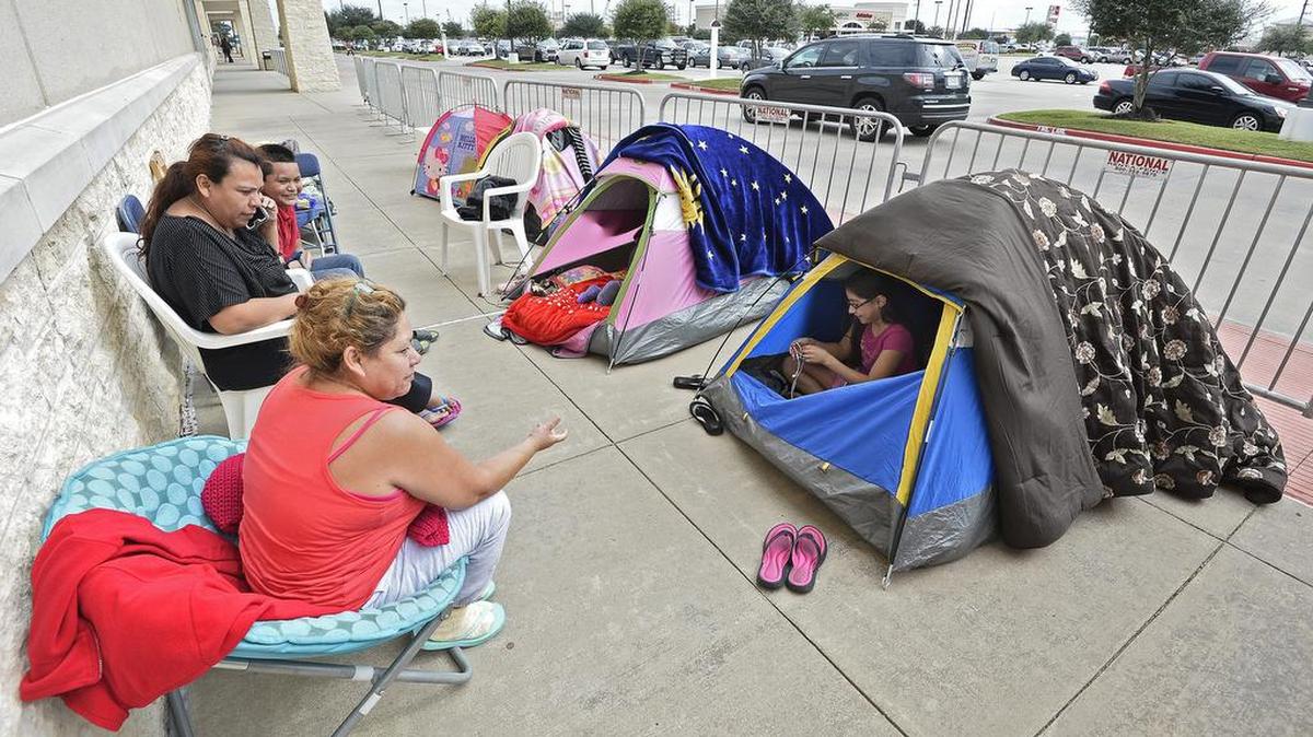 Compradores vistos hoy, miércoles 25 de noviembre de 2015, acampando a las afueras de la tienda Best Buy a la espera del denominado "viernes negro" en Rosenberg, Texas (Estados Unidos).
