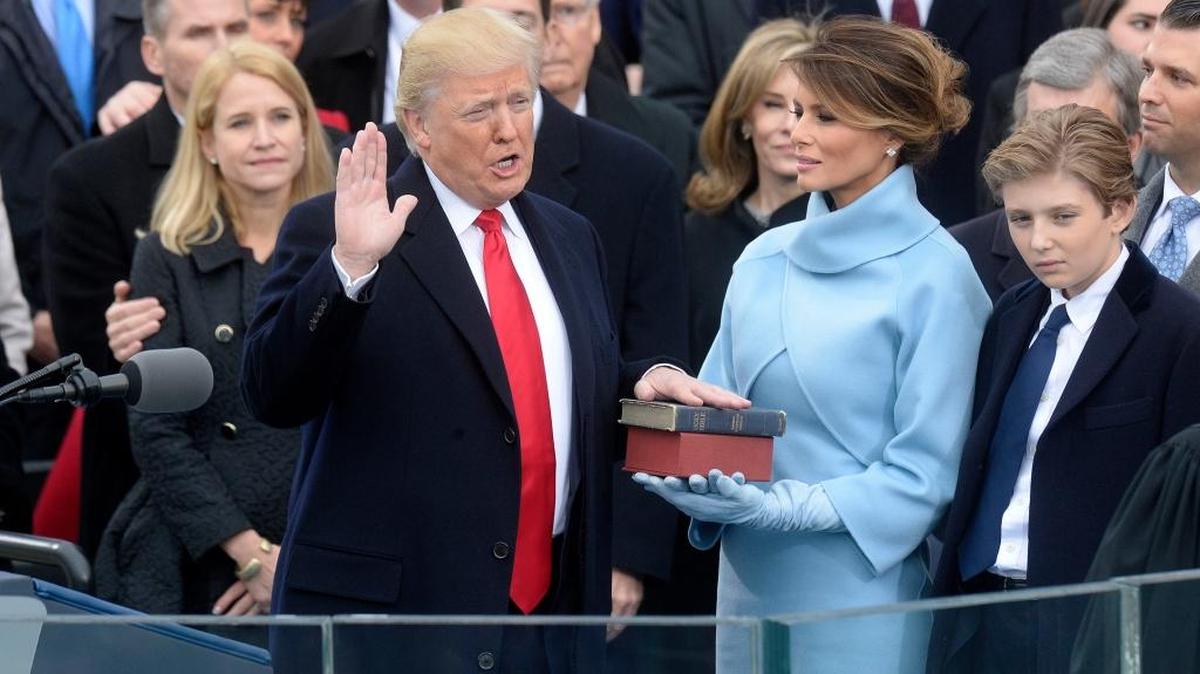 Donald Trump hace el juramento al asumir la presidencia de Estados Unidos frente al presidente de la Corte Suprema de Justicia, John G. Roberts, el 20 de enero del 2017.