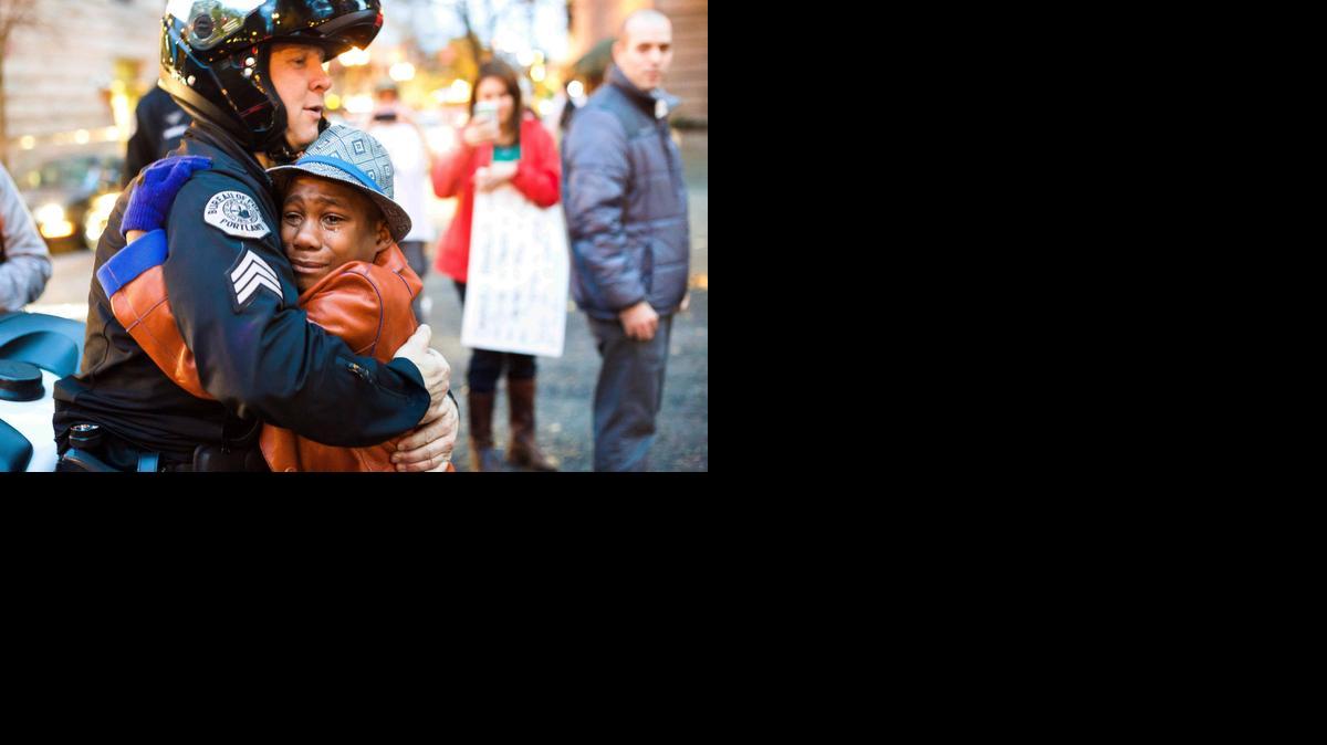 
El sargento de la policía Bret Barnum abraza al adolescente Devonte Hart, de 12 años, durante una protesta en Portland, Oregon, por la no imputación del policía que mató al joven Michael Brown.
