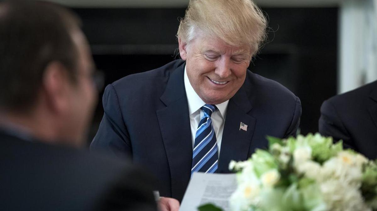 El presidente de los Estados Unidos, Donald Trump, durante un desayuno de trabajo con ejecutivos de aerolíneas en la Casa Blanca, en Washington, Estados Unidos, el 9 de febrero de 2017.