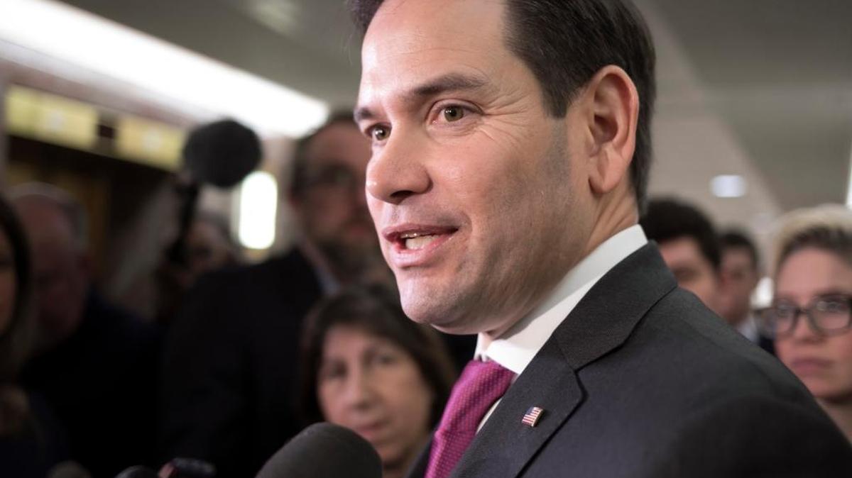 El senador republicano Marco Rubio conversa con la prensa el 25 de enero del 2018.