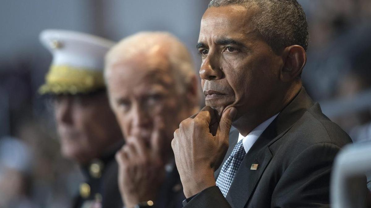El presidente de los Estados Unidos Barack Obama (d), el vicepresidente Joe Biden (c) y el jefe del Estado Mayor Conjunto de Estados Unidos el general Joseph Dunford Jr. (i), asisten a la ceremonia de despedida de las Fuerza Armada en honor al presidente Obama, en la Base Conjunta Myers-Henderson Hall, en Virginia, (Estados Unidos) el miércoles 4 de enero de 2017.