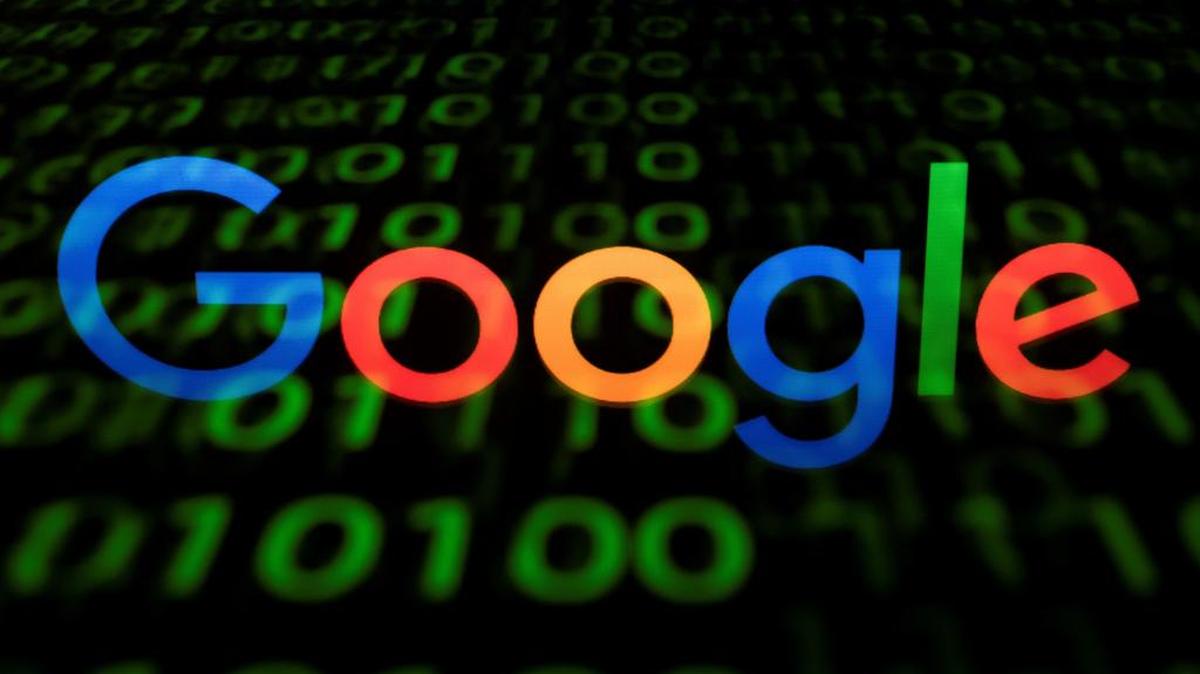 Una imagen de ilustración de archivo tomada el 29 de abril de 2018 muestra el logotipo de Google que se muestra en una pantalla y se refleja en una tableta en París.