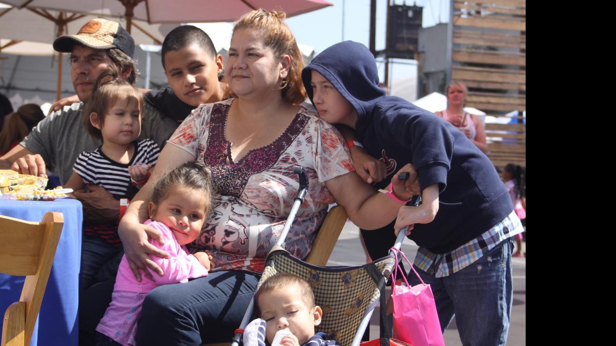 
La mexicana Erika Calderón celebra el día de las madres, junto a sus cinco hijos de crianza, todos están bajo su cuidado temporal porque las autoridades le retiraron la custodia a sus padres biológicos hoy, domingo 10 de mayo de 2015. Más de 2.000 madres adoptivas fueron homenajeadas hoy en un acto celebrado en Los Ángeles, en donde se puso de relieve el papel que estas mujeres cumplen a favor de los niños bajo el cuidado preventivo del Departamento de Servicio Infantil y Familiar del condado angelino. 

