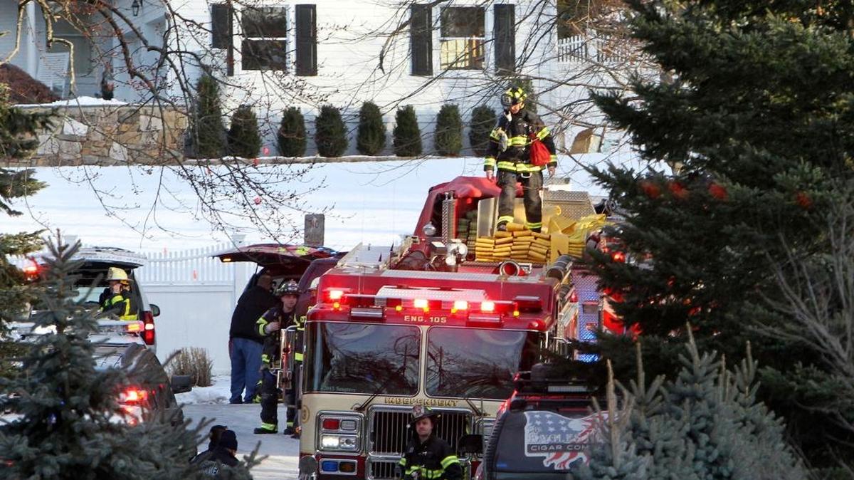 Los bomberos trabajan en la casa de Bill y Hillary Clinton en Chappaqua, estado de Nueva York, el miércoles tras declararse un pequeño incendio.