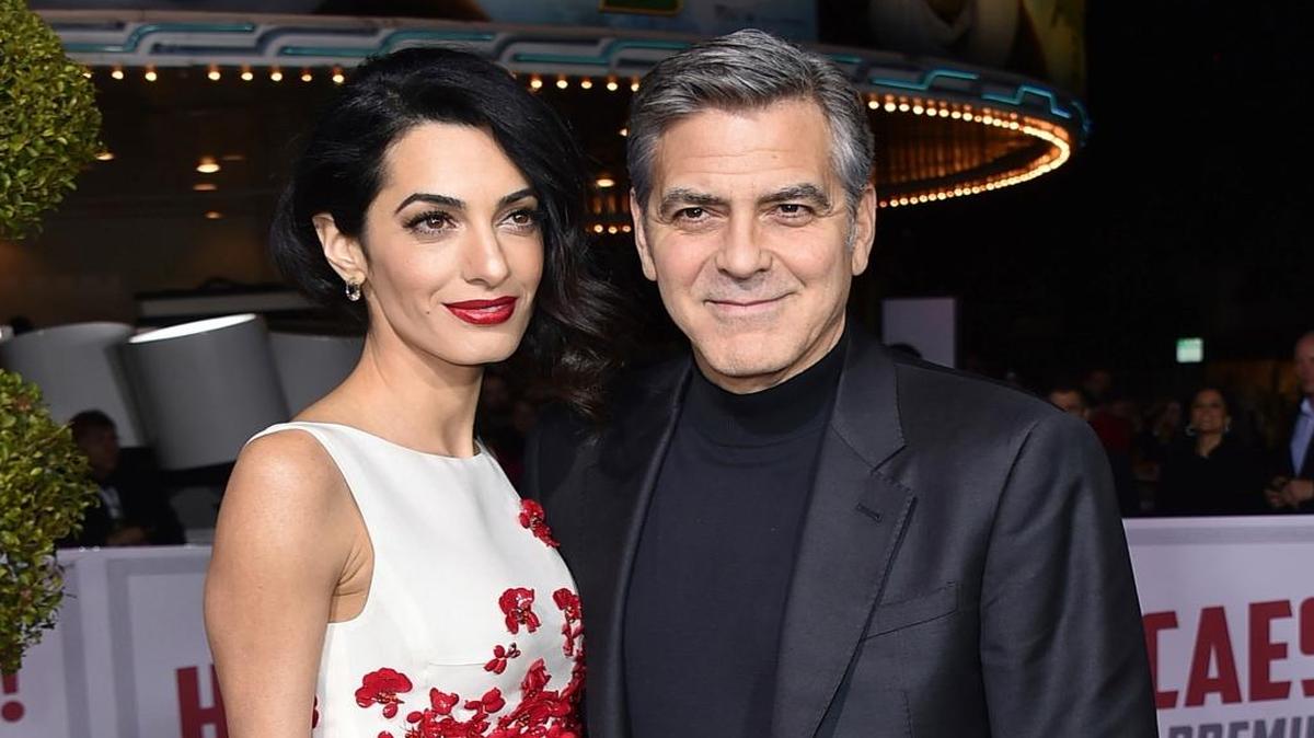 En esta foto de archivo del 1 de febrero de 2016, Amal Clooney, a la izquierda, y George Clooney llegan al estreno mundial de "Granizo, César!" En los angeles. La fundación de Clooney planea abrir siete escuelas públicas para niños sirios refugiados. La Fundación Clooney para la Justicia anunció una nueva alianza el lunes 31 de julio de 2017 con Google, HP y UNICEF para proporcionar educación a más de 3,000 niños refugiados en el Líbano.