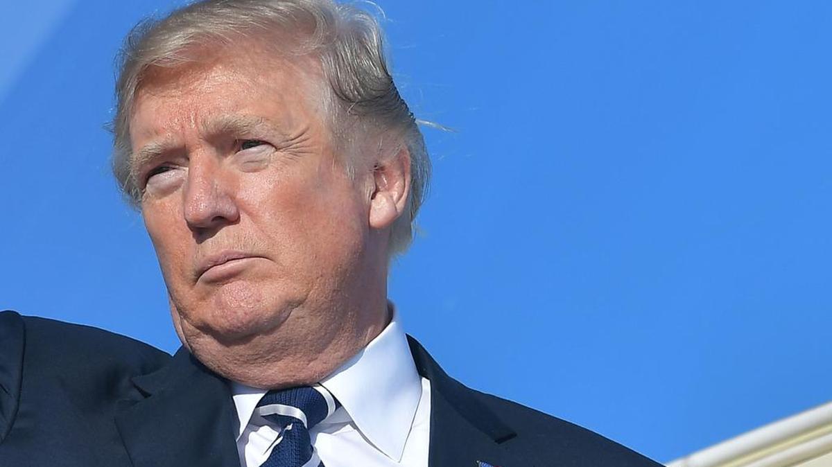 El presidente de los Estados Unidos, Donald Trump a punto de abordar el avión presidencial en la base aérea de Andrews en Maryland, antes de partir hacia Greenville, Carolina del Sur, el 16 de octubre de 2017.