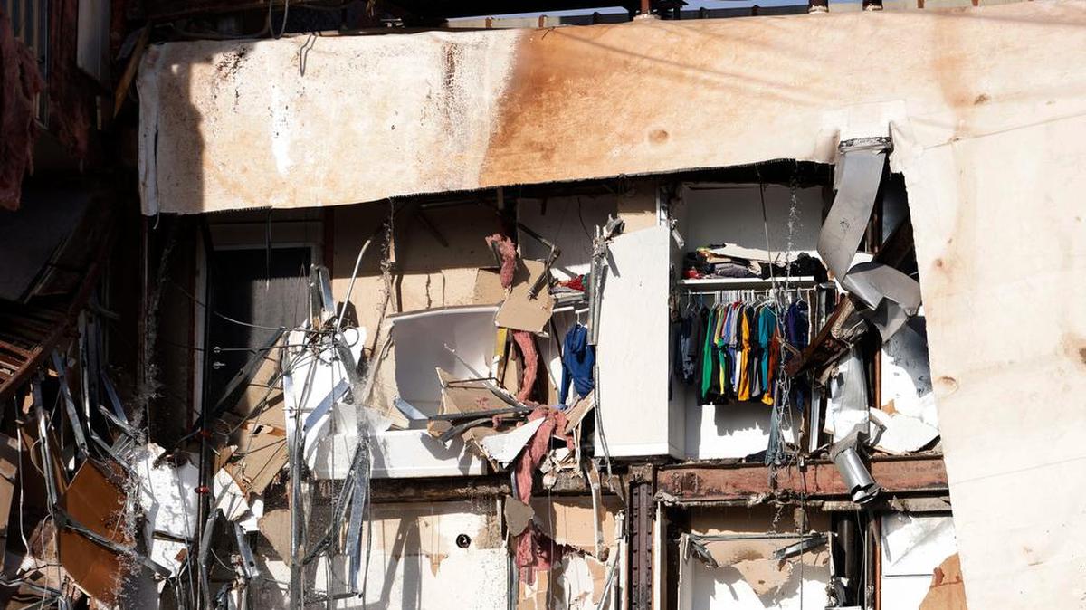 Los equipos de emergencia trabajan en la escena del colapso parcial de un edificio en la cuadra 300 de Main Street en Davenport, Iowa, el domingo 28 de mayo de 2023.