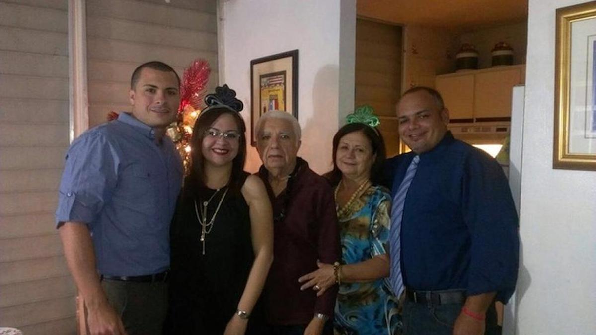 Salvador Rosa Montañez, en el medio, junto a familiares en una reunión navideña
