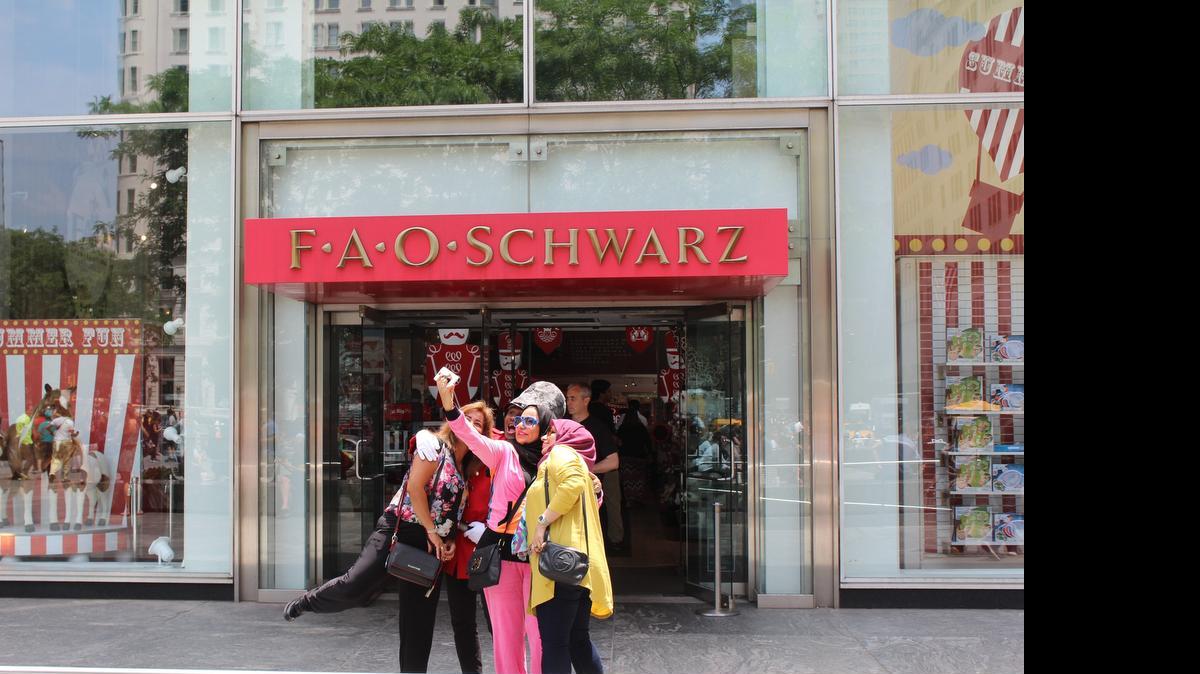 
Varias personas se toman fotografías al frente de la tradicional juguetería FAO Schwarz y que pronto se irá de la Quinta Avenida. Toys“R”Us asegura que está “comprometido” con continuar el legado de FAO Schwarz, por lo que está buscando una nueva localización en el centro de la Gran Manzana 

