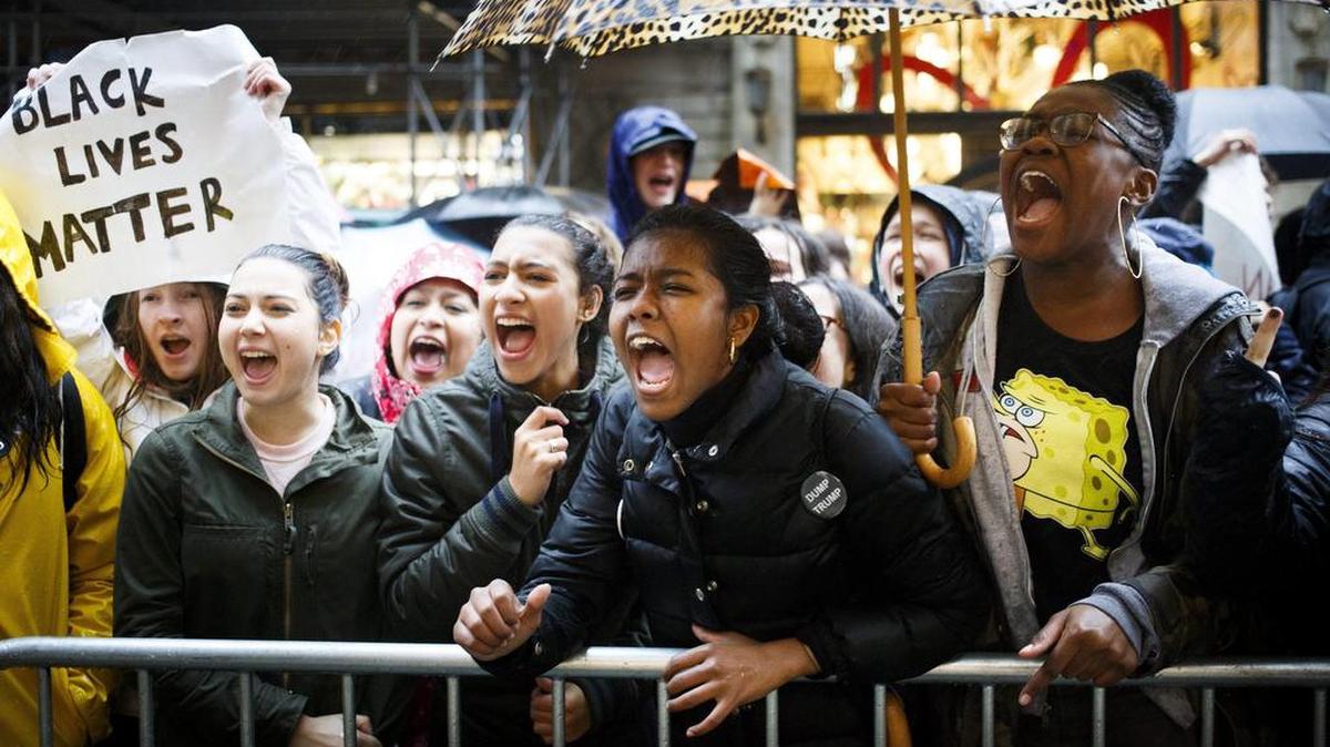 Vista de la manifestación en frente de la Trump Tower de la Quinta Avenida en Nueva York, Estados Unidos hoy 15 de noviembre de 2016 contra el presidente electo de Estados Unidos, Donald Trump.