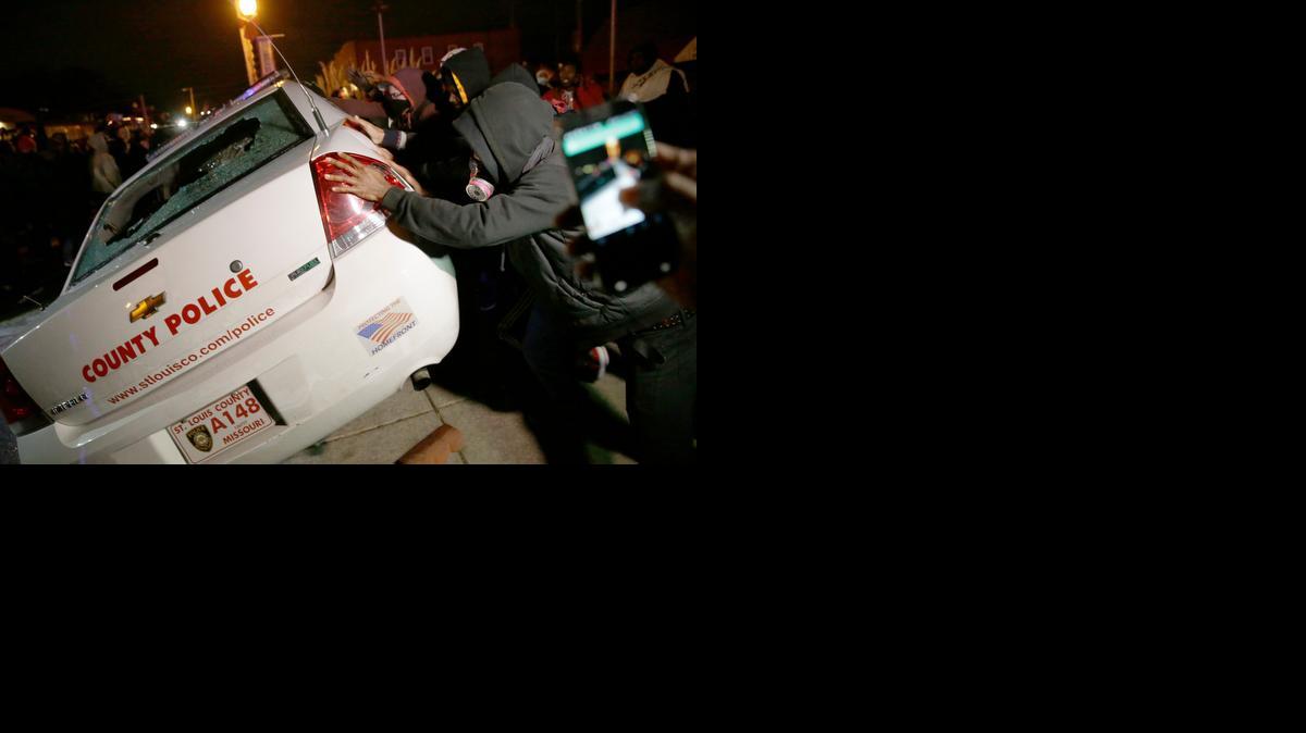 
Las protestas raciales en Ferguson, Missouri, dispararon la alarma del gobierno federal que impulsó severos cambios para los departamentos locales de la policía en todo el país en aras de lograr una mayor confianza de los estadounidenses en las fuerzas del orden a nivel nacional, y de esta forma evitar disturbios que afectan la seguridad e imagen de la nación.
