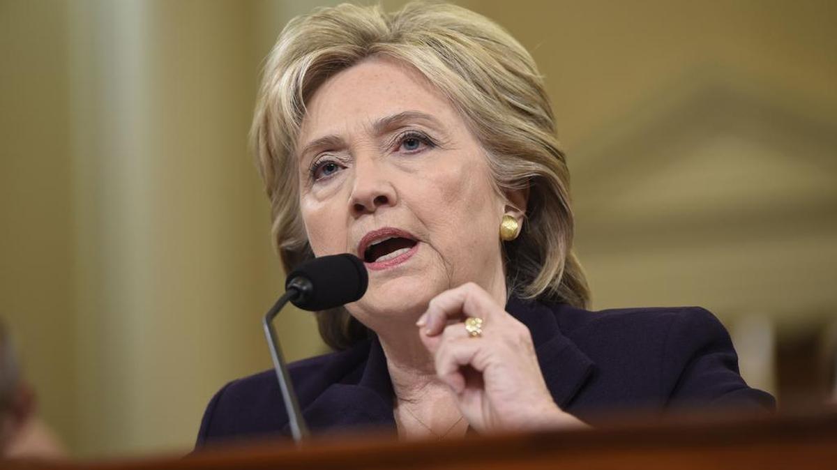 La ex secretaria de Estado y aspirante a la candidatura presidencial demócrata para 2016, Hillary Clinton, testifica ante el Comité de la Cámara de Representantes que investiga el ataque al consulado estadounidense en Bengasi (Libia), en el Capitolio de Washington, Estados Unidos, hoy 22 de octubre de 2015.