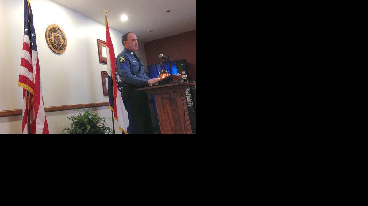 
El Sargento de la Patrulla de Carreteras de Missouri, Jeff Kinder, durante una conferencia de prensa el condado de Texas, Missouri, el viernes.



