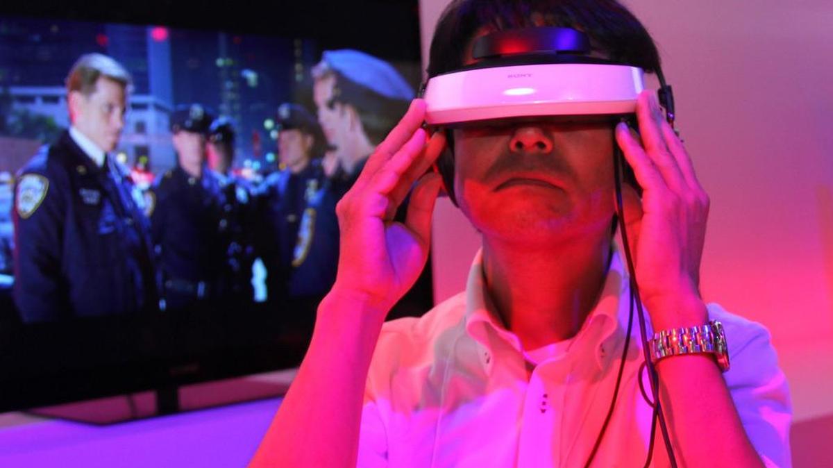 Un visitante se coloca un visor personal HMZ-T2 de Sony durante la feria CEATEC entokio en esta foto de archivo.