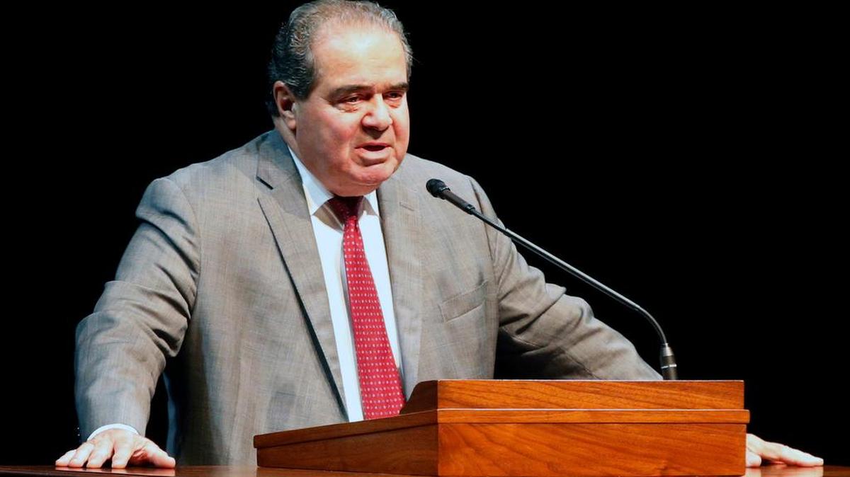 El juez conservador Antonin Scalia se preguntó, en una audiencia el miércoles, si la discriminación positiva resulta realmente beneficiosa para los estudiantes negros.