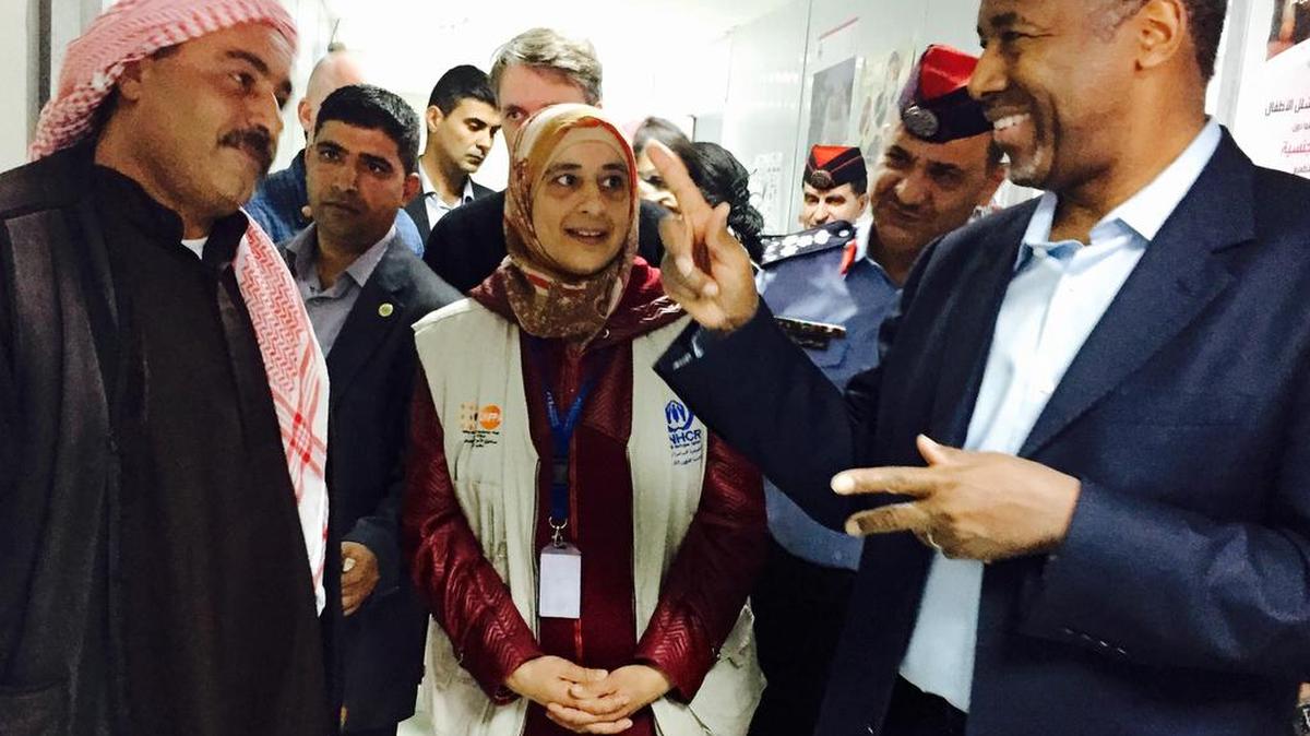El precandidato presidencial republicano Ben Carson visita refugiados sirios en Jordania.