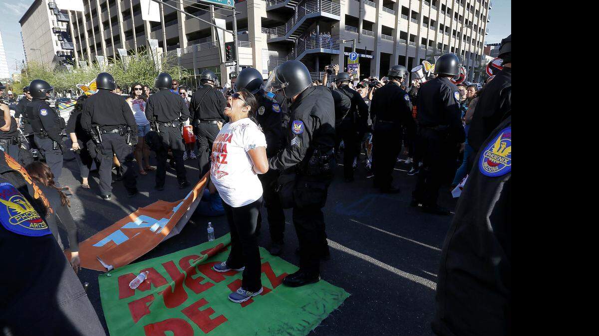 
Un manifestante es arrestada durante una protesta contra el ICE en el Condado de Maricopa, en Arizona.
