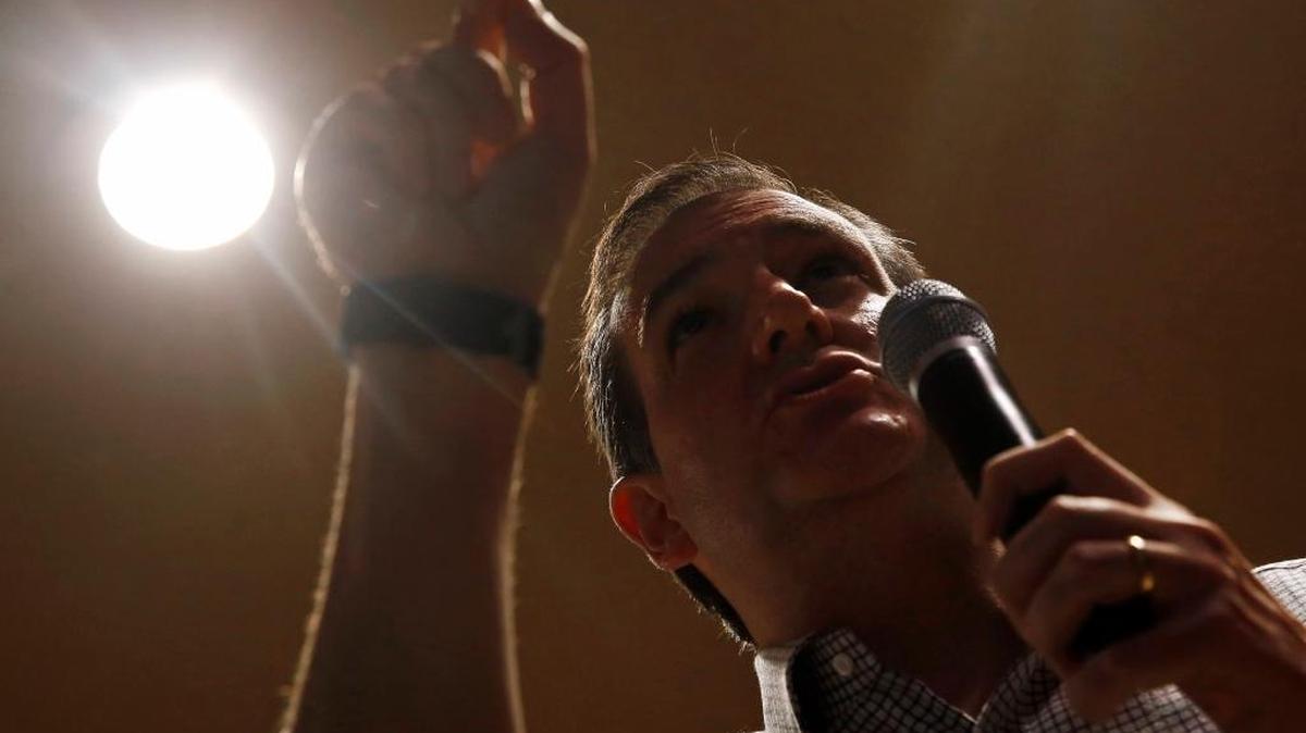 El candidato presidencial republicano, el senador Ted Cruz, tiene un reunión de vecinos en Mason City, Iowa, el viernes, 8 de enero de 2016.