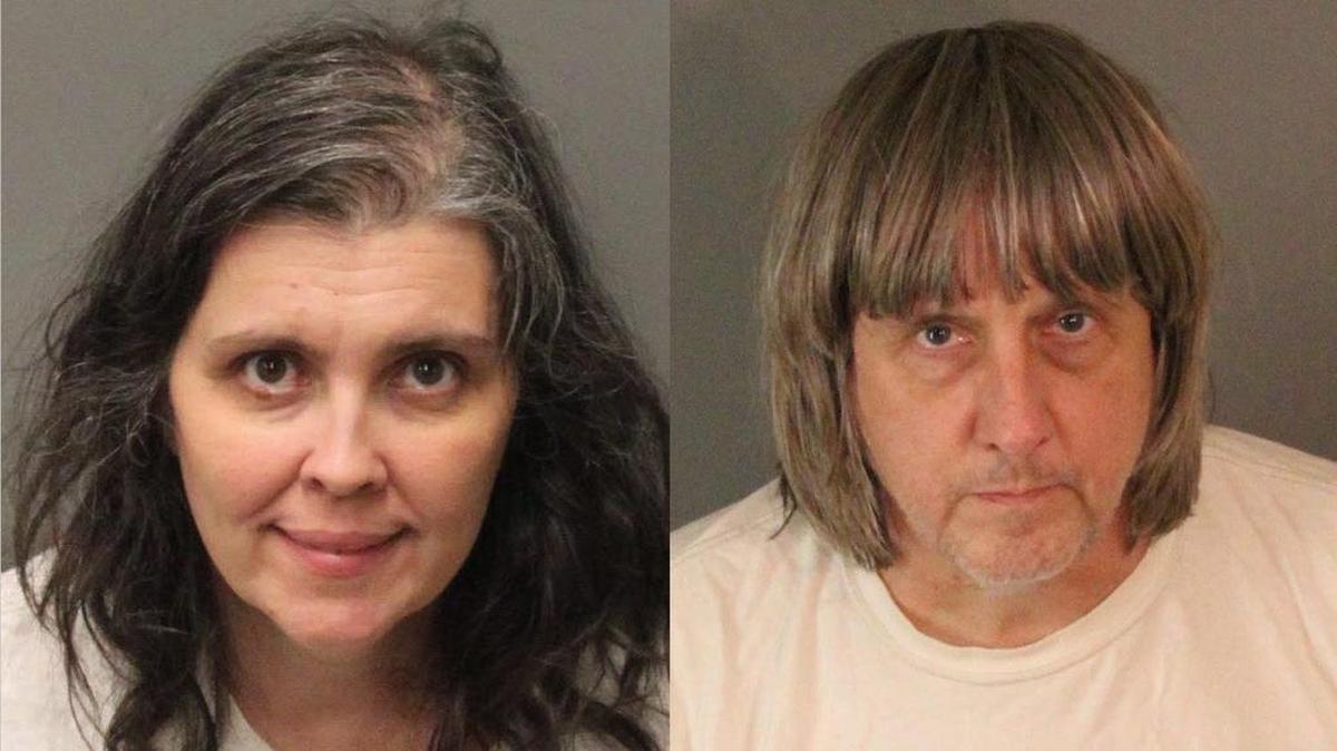 Combo de dos imágenes cedido por la oficina del Comisario del Condado Riverside el lunes 15 de enero de 2018, de David Allen Turpin (d) y Louise Anna Turpin (i) luego de su arresto en Perris (California, EEUU).