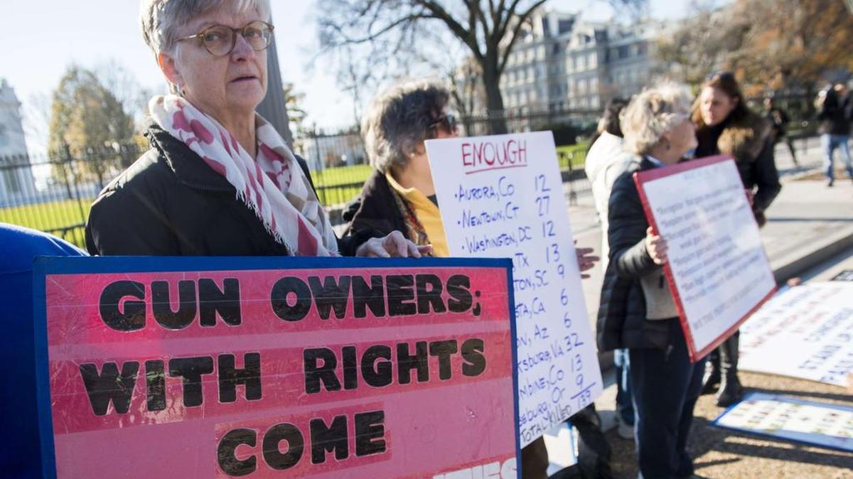 Los manifestantes del grupo “Nosotros, el pueblo, por leyes sensatas para las armas” se unen para pedir una legislación sobre la violencia armada durante una manifestación frente a la Casa Blanca en Washington, DC, el 7 de diciembre de 2015.
