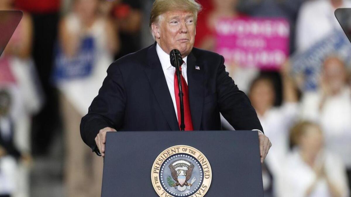 El presidente de los Estados Unidos, Donald J. Trump, habla a simpatizantes durante un mitin el miércoles 10 de octubre de 2018, en el Erie Insurance Arena, en Erie, Pensilvania.