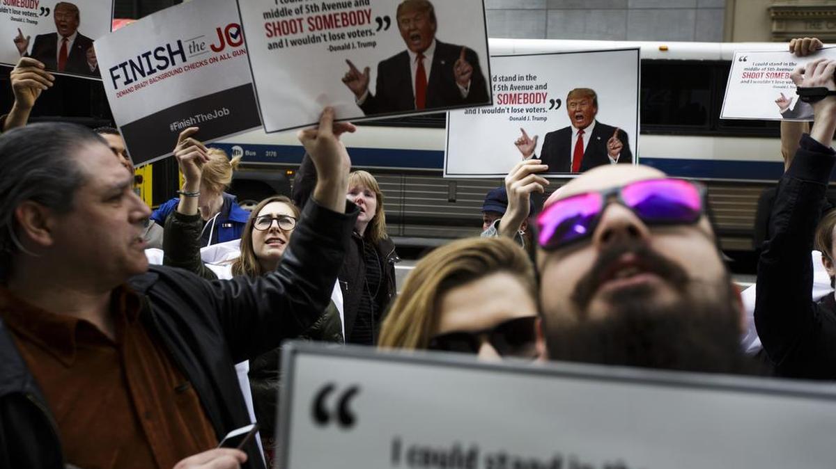 Un grupo de abogados de la Campaña Brady para Prevenir la Violencia con Armas protesta contra el precandidato presidencial republicano Donald Trump frente a la Torre Trump en Nueva York (EE.UU.) hoy, miércoles 16 de marzo de 2016.