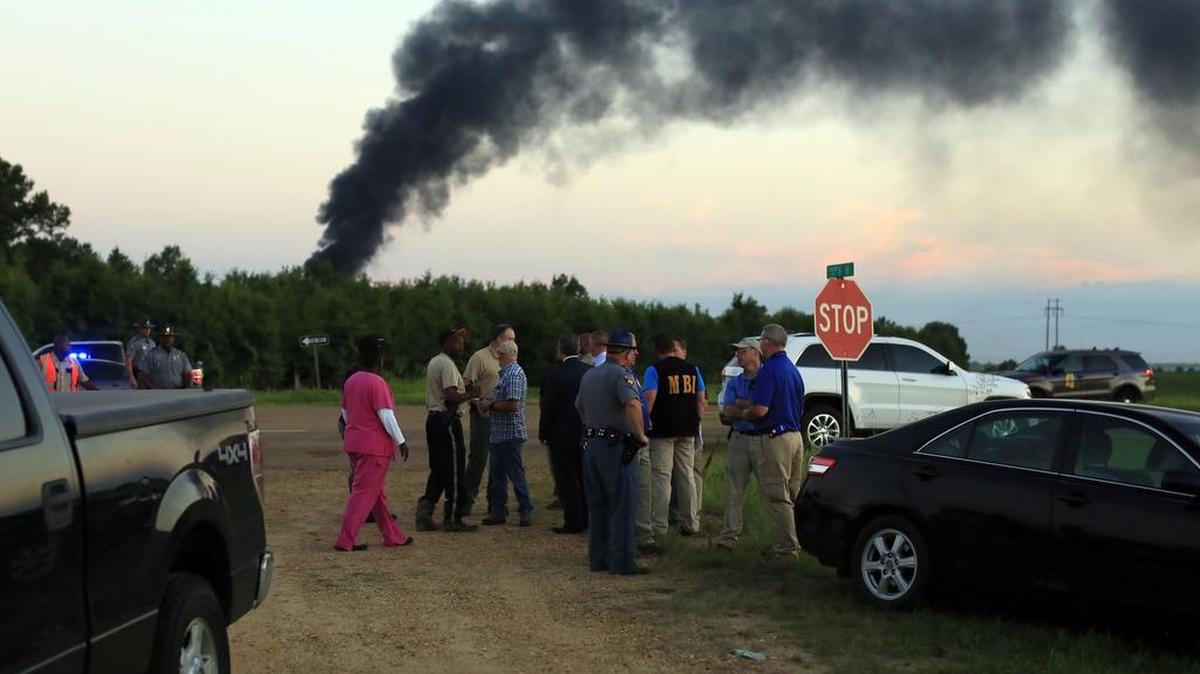 Las autoridades cerca del lugar donde el lunes se estrelló un avión militar KC-130 cerca de Itta Bena, Mississippi, con un saldo de 16 muertos.