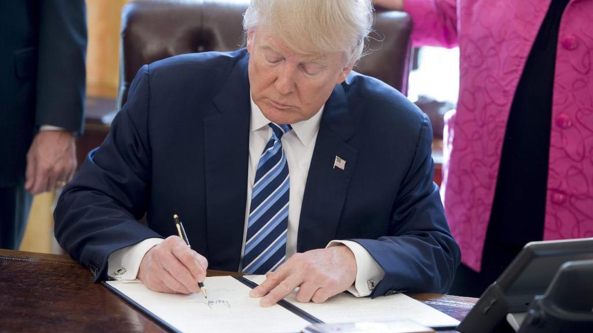 El presidente, Donald Trump, firmó el jueves una orden ejecutiva para acabar con los “carteles criminales” del narcotráfico.