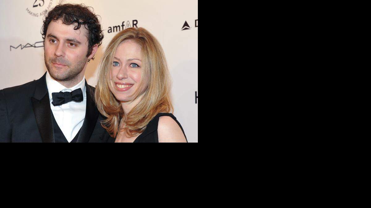 <cutline_leadin>Chelsea Clinton</cutline_leadin> y su esposo Marc Mezvinsky. Chelsea Clinton, hija del ex presidente y la anterior secretaria de Estado, anunció el nacimiento del bebé en Twitter y Facebook a primera hora del sábado.<252><252>