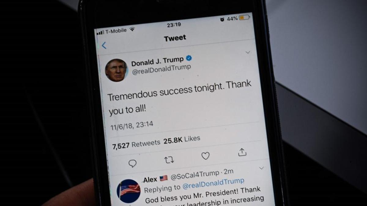 Un teléfono muestra un tweet del presidente de los EEUU Donald Trump que dice “Tremendo éxito esta noche” después de que la mayoría de los resultados de las elecciones de medio término en Estados Unidos fueron convocados por los medios de comunicación estadounidenses el 6 de noviembre de 2018 en Washington, DC.