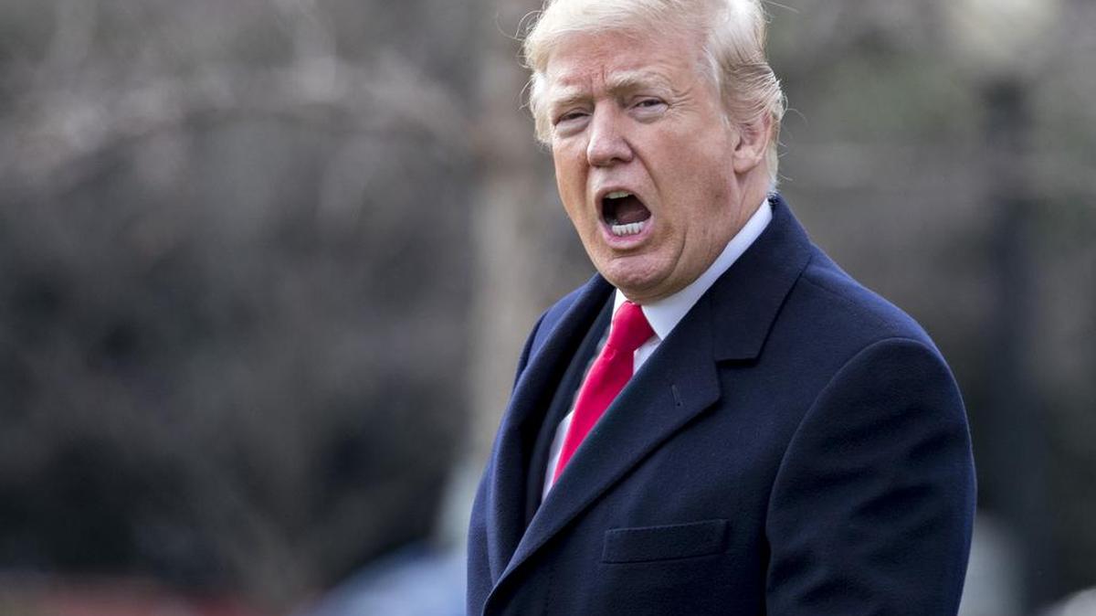 El presidente Donald Trump le grita a los miembros de los medios antes de abordar a Marine One en el jardín sur de la Casa Blanca en Washington el 22 de febrero de 2017.