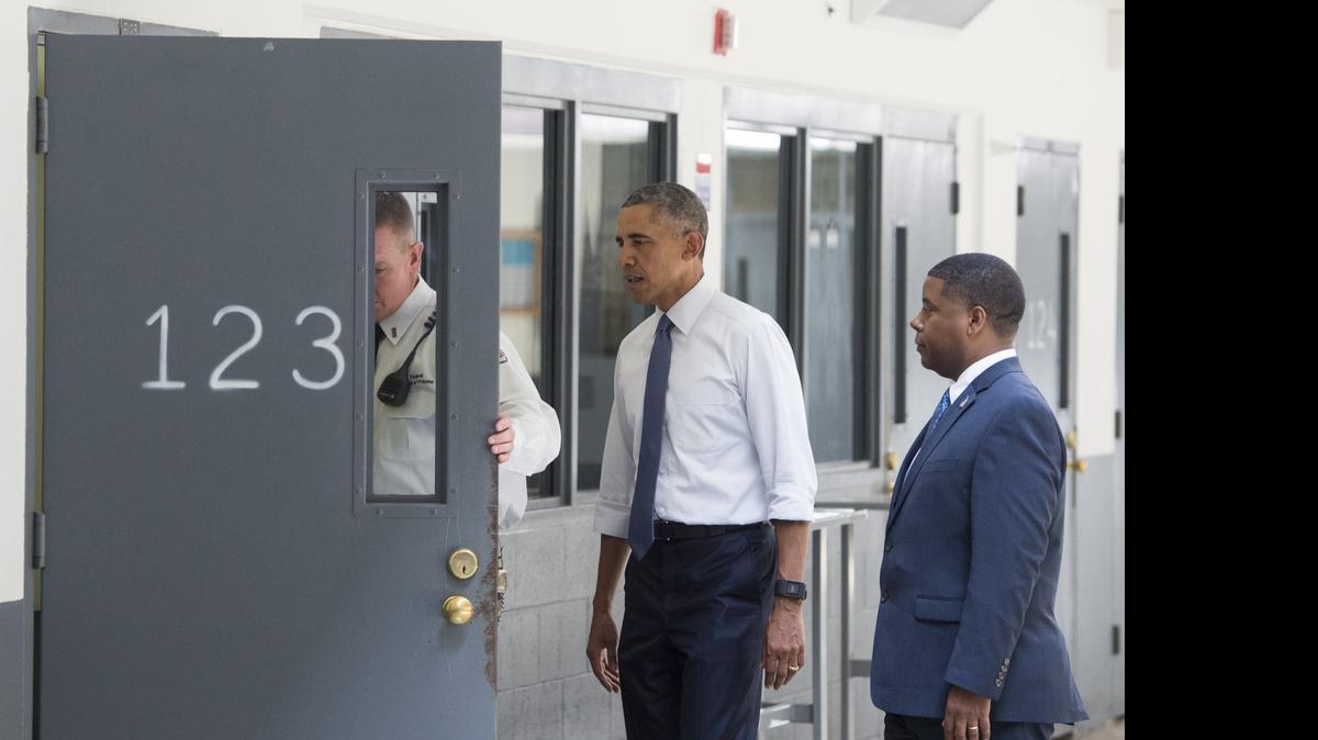 
El presidente Barack Obama sigue a un oficial del sistema penitenciario que le abre la celda 123 de la prisión de El Reno, Oklahoma.


