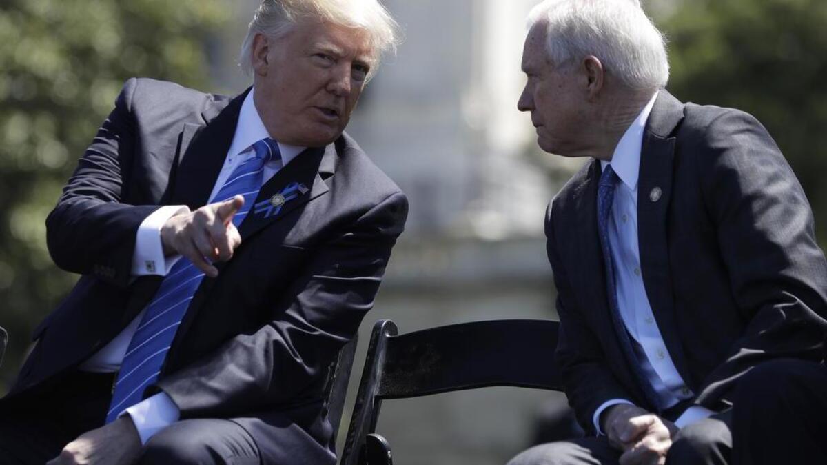En esta foto de archivo del 15 de mayo de 2017, el presidente Donald Trump conversa con el fiscal general Jeff Sessions en el Capitolio en Washington.