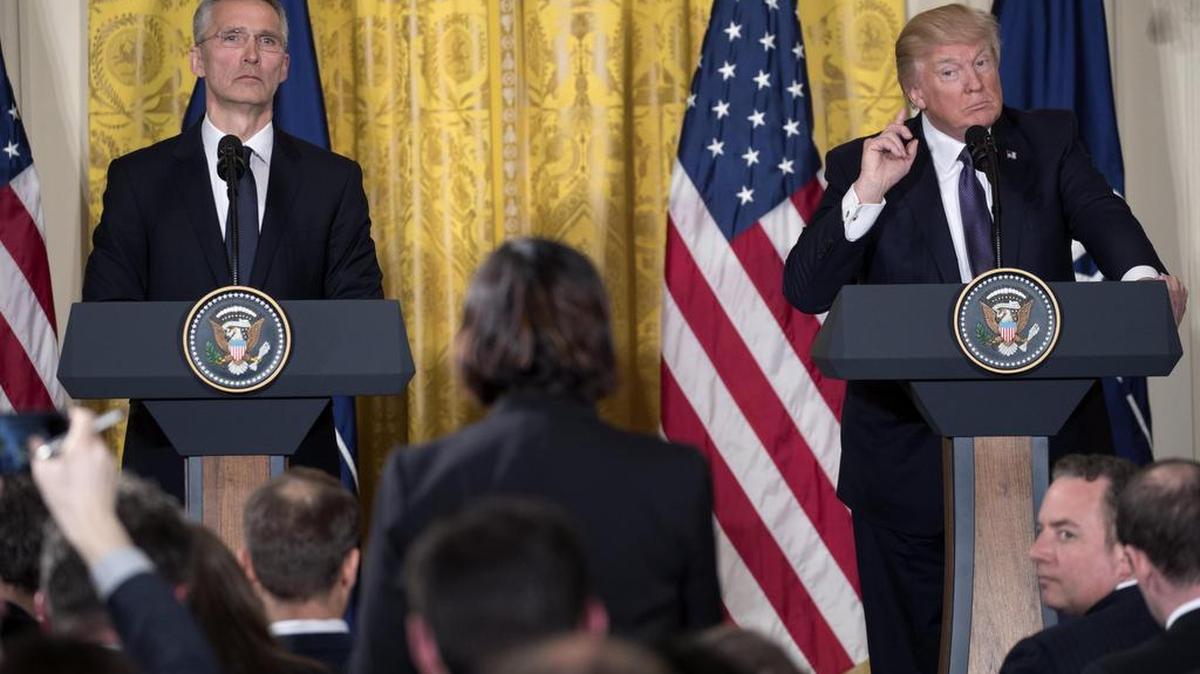 El presidente de Estados Unidos, Donald Trump (d), y el secretario general de La Organización del Tratado del Atlántico Norte (OTAN), Jens Stoltenberg (i), ofrecen una conferencia de prensa conjunta el miércoles 12 de abril de 2017, en el Salón Este de la Casa Blanca, en Washington, DC.