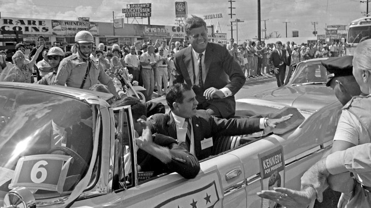 El entonces candidato presidencial John F. Kennedy en una gira de campaña en Miami.