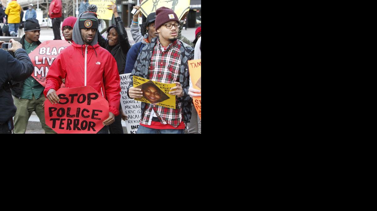 
Manifestantes protestan, el lunes 24 de noviembre de 2014, en Cleveland, Ohio (EEUU), tras la muerte de Tamir E. Rice, el niño negro de 12 años que falleció este fin de semana por disparos de la Policía, a la decisión "trágica" de un agente, que confundió una pistola de aire comprimido con una real.
