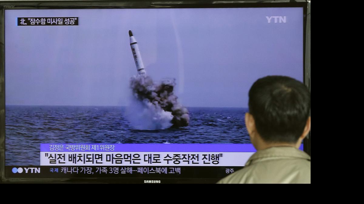 
Un hombre surcoreano observa en la televisión el supuesto lanzamiento de Corea del Norte de un misil submarino.
