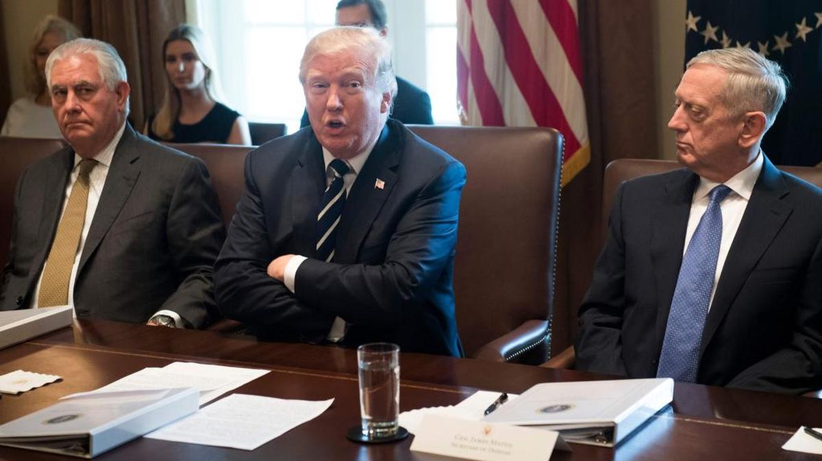 El presidente de los Estados Unidos, Donald Trump (C) habla mientras realiza una reunión del gabinete en la Casa Blanca en Washington, DC, el 16 de octubre de 2017.