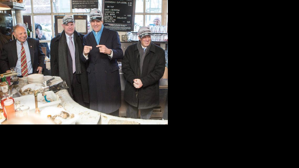 
El ministro de Relaciones Exteriores de Canadá, John Baird, el secretario de Estado de EEUU, John Kerry, y el canciller de México, José Antonio Meade, con gorras de los Patriotas de New England, en un restaurante de ostras en Boston.
