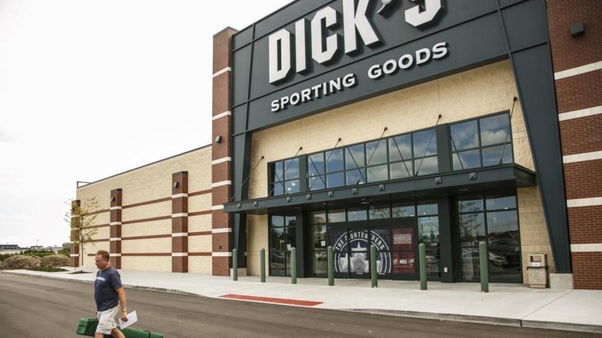 Un cliente sale de una tienda Dick's Sporting Goods en Sterling Heights, Michigan.