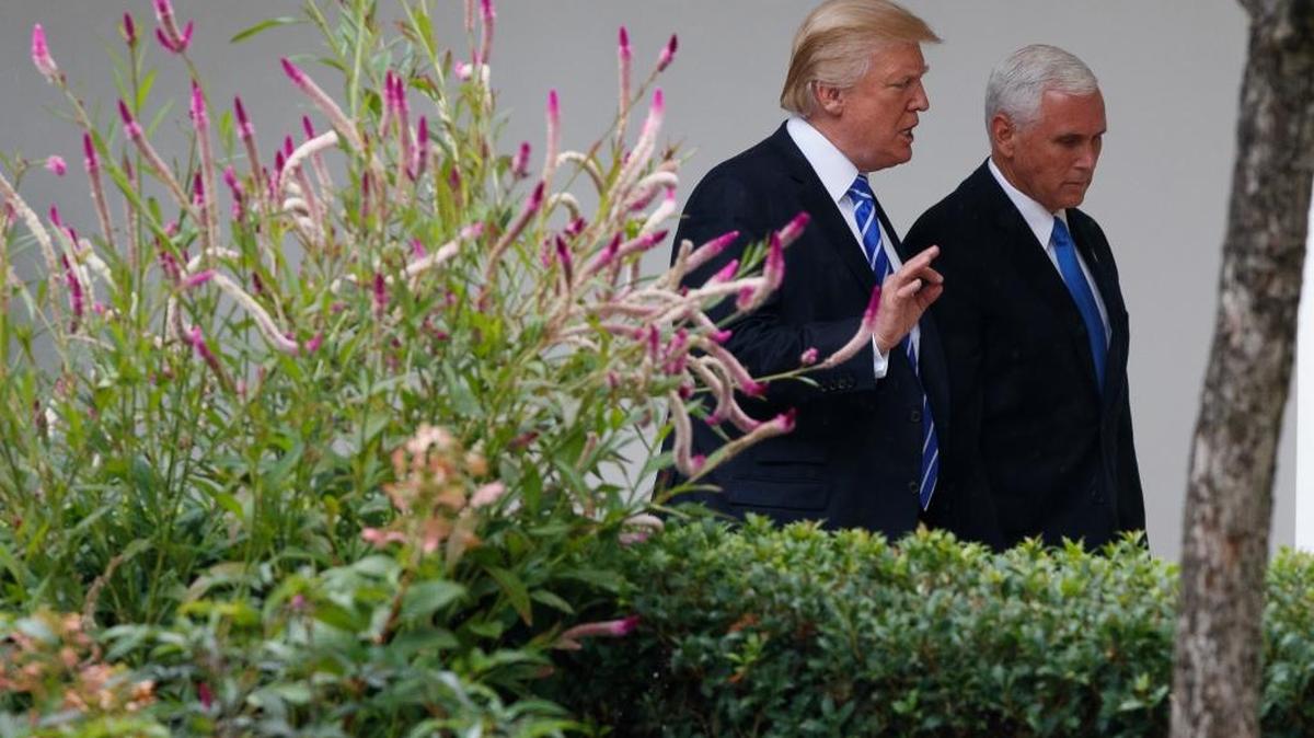 El presidente Donald Trump y el vicepresidente Mike Pence después de una reunión con líderes congresionales en la Oficina Oval, en la Casa Blanca, el 6 de septiembre, en Washington.