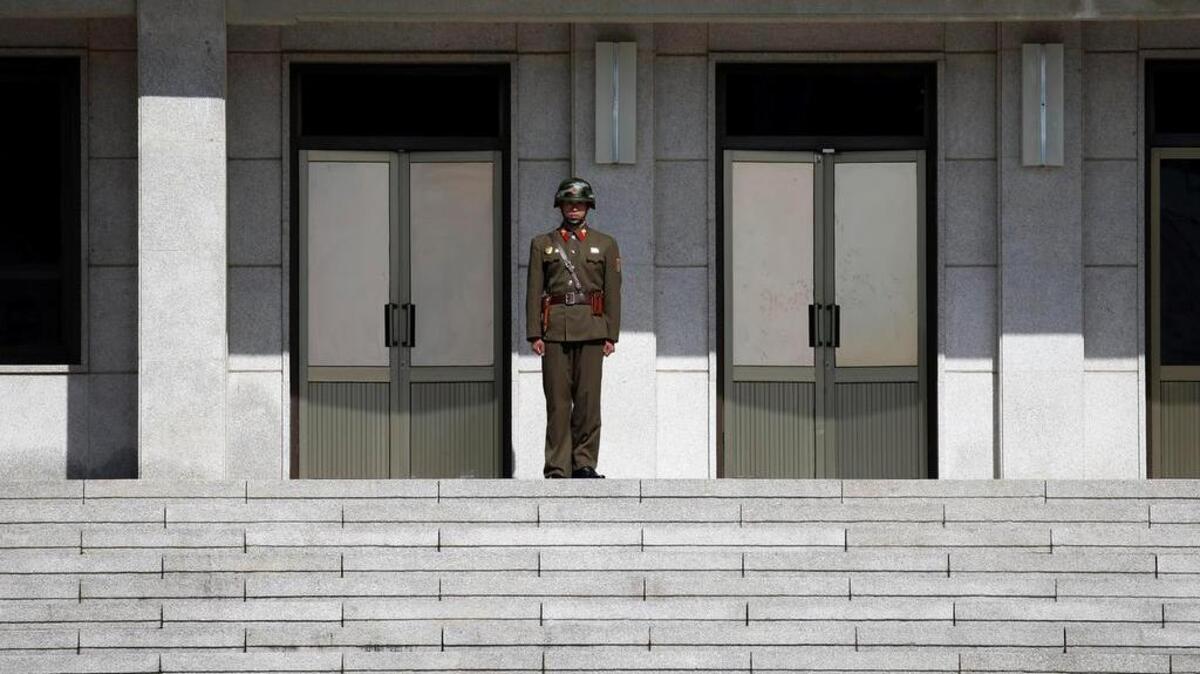 Fotografía de archivo tomada el 9 de octubre de 2016 que muestra a un soldado norcoreano en la Zona de Seguridad Conjunta (JSA) en la localidad fronteriza de Panmunjom (Corea del Sur).