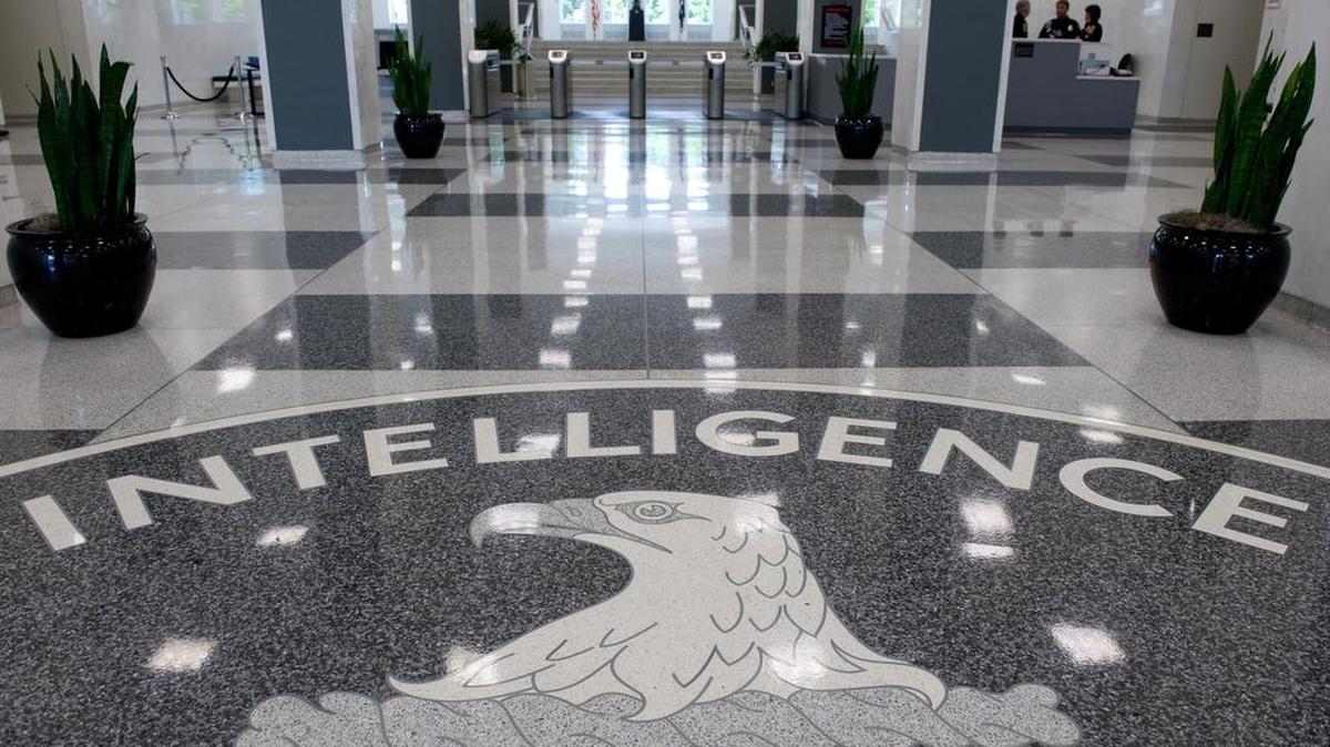 Esta foto de archivo tomada el 13 de agosto de 2008 muestra el sello de la Agencia Central de Inteligencia (CIA) en el vestíbulo de la sede de la CIA en Langley, Virginia.