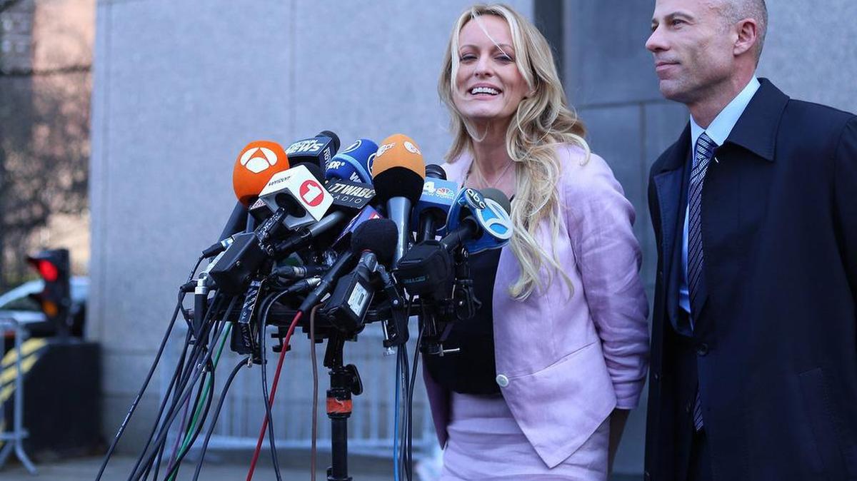 Stephanie Clifford, conocida como Stormy Daniels, es entrevistada junto a su entonces abogado Michael Avenatti, cuando sale del Tribunal Federal de Manhattan, Nueva York, el 16 de abril del 2018.