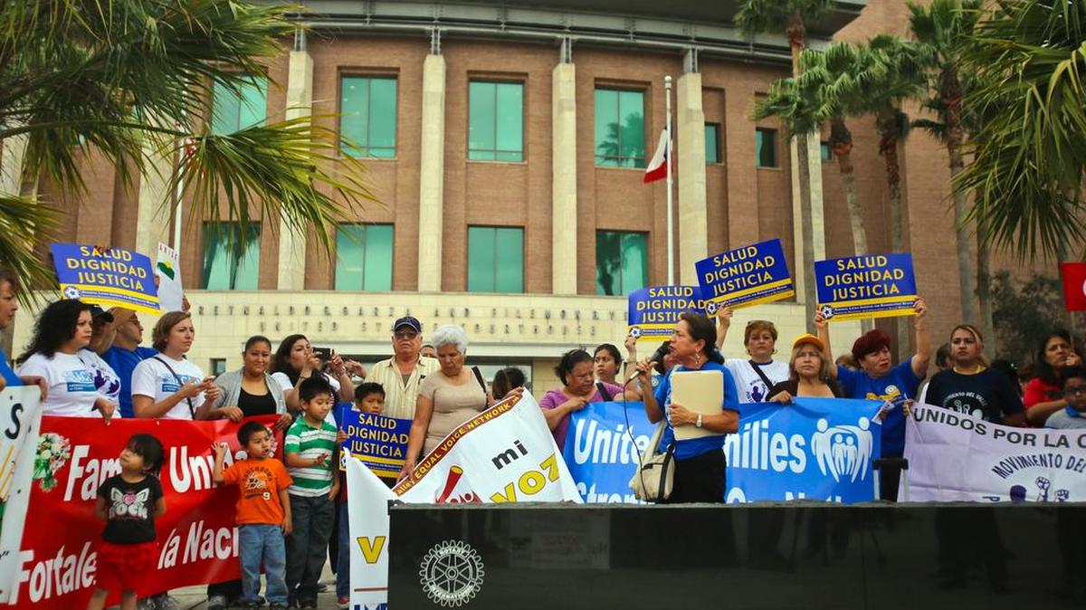 Varias organizaciones de derechos humanos protestan fuera de la Corte Federal en Brownsville, Texas en marzo 19 del 2015 pidiendo una reforma migratoria. Foto de archivo