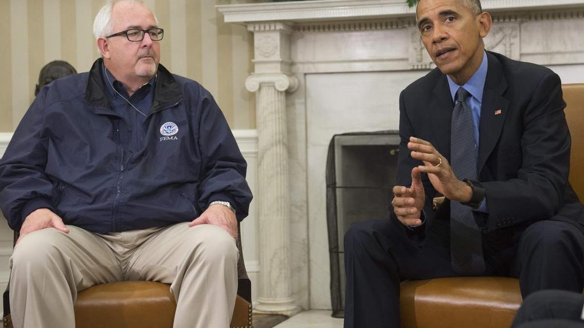 El presidente estadounidene, Barack Obama y el Administrador de la Agencia Federal para la Gestión de Desastres (FEMA), Craig Fugate se dirigen a los medios sobre el huracán Matthew en el Despacho Oval de la Casa Blanca en Washington, Estados Unidos, hoy 7 de octubre de 2016.