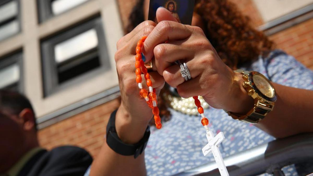 
Una mujer con su rosario espera la llegada del papa Francisco a la escuela Our Lady Queen of Angels School en East Harlem, Nueva York, el viernes 25 de septiembre de 2015.
