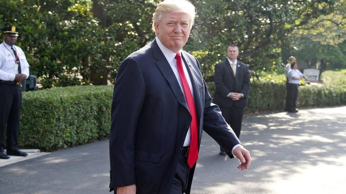 El presidente de Estados Unidos Donald J. Trump sale de la Casa Blanca en Washington, DC, el 22 de julio de 2017.